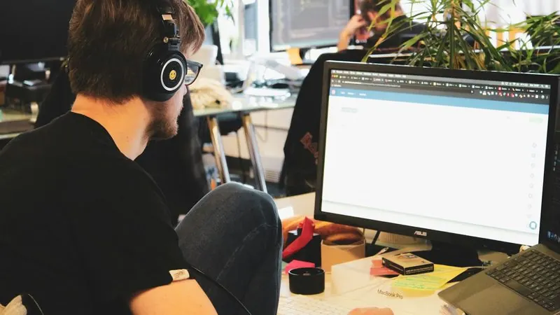 Équipe de support IT analysant un contrat de service avec un client