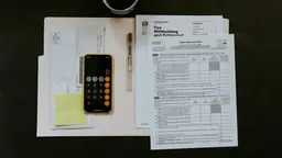 Écran affichant une facture belge en TVA intracom avec mention d'autoliquidation