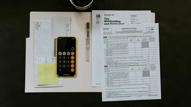 Écran affichant une facture belge en TVA intracom avec mention d'autoliquidation