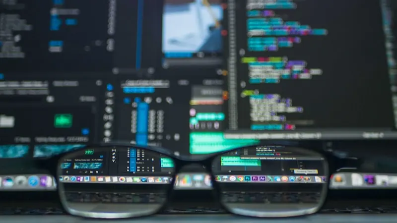 Développeur appliquant les meilleures pratiques de maintenance d'un site web