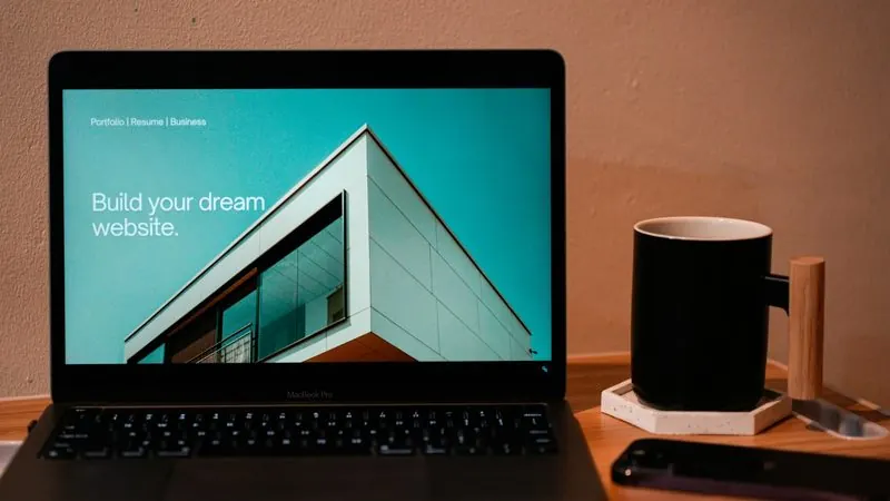 Plateforme multi-tenant affichant plusieurs identités de marque selon le tenant
