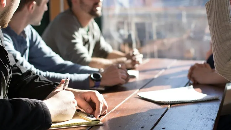 Équipe en réunion sur la résistance au changement lors d'une transformation digitale